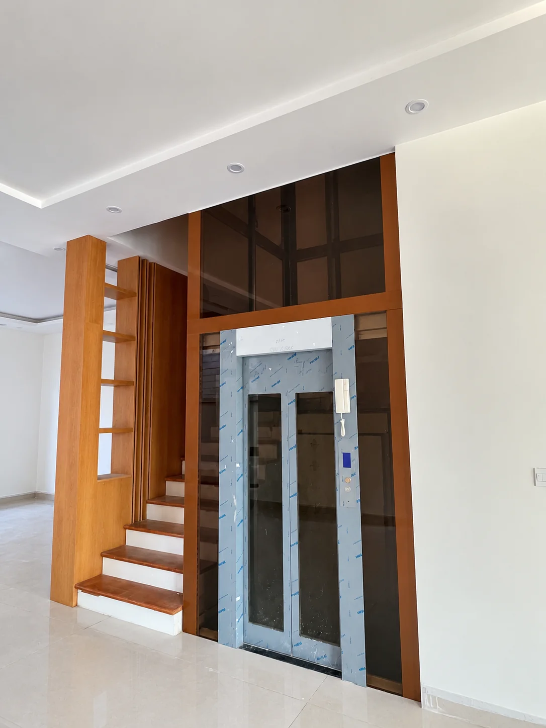 Kính nâu bên cầu thang gỗ · Góc 1