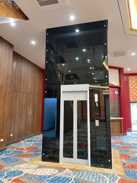 Kính tối màu trong sảnh